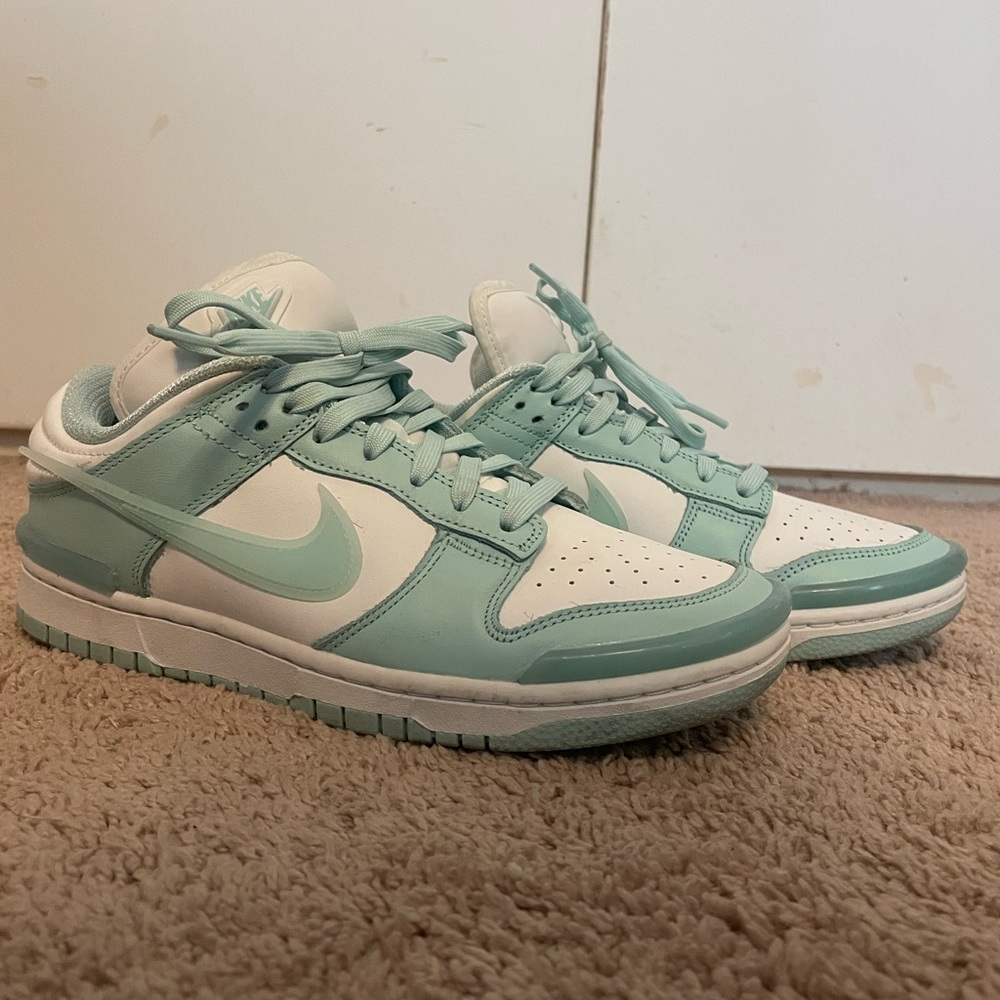 Women's Nike dunks. Super great condition. Wore once!